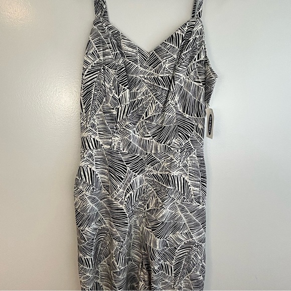 NWT Old Navy Black/White Palm Print Sleeveless Tank One Piece Jumpsuit Size XS - Picture 4 of 9